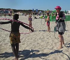 Hula-Hoop-Spielplatz - AOK Beachtag in Warnemünde