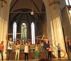 Hula-Hoop-Showakt Zirkusprojekt der FANTASIA AG am CJD Rostock