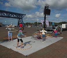 Hula-Hoop-Spielplatz Sportevent im Stadthafen Rostock