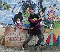 Hula-Hoop im Zirkusprojekt mit FANTASIA AG - CJD Rostock